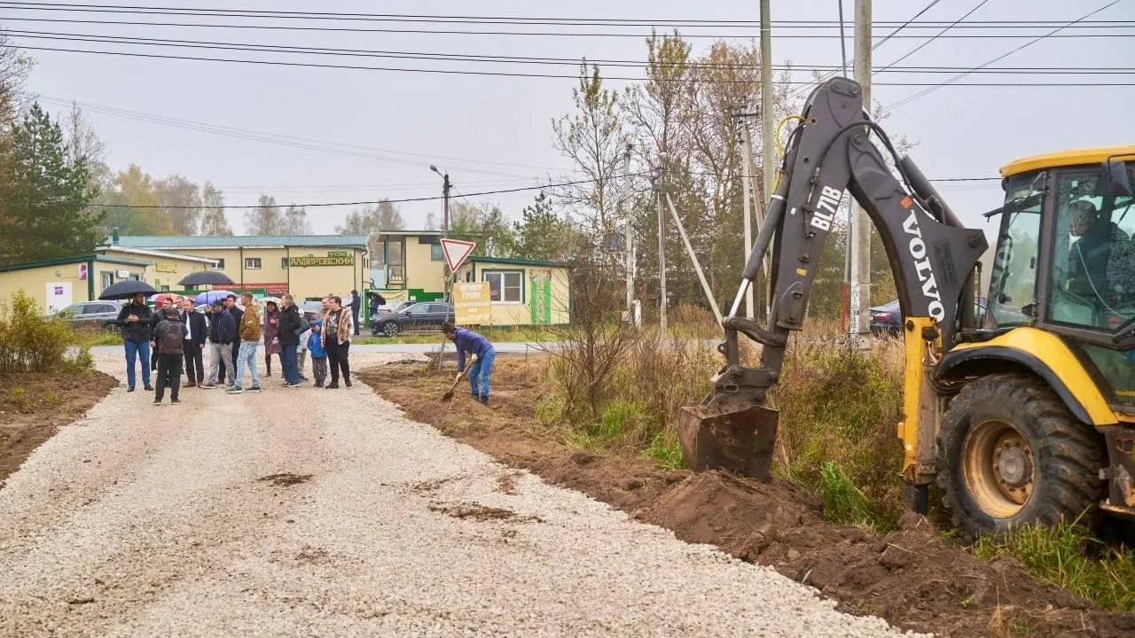 В деревне Алферово завершают ремонт дороги к участкам многодетных семей