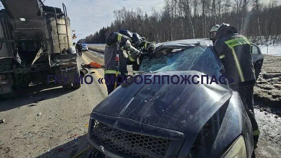 Погибших вырезали из авто после ДТП с грузовиком в Мособласти
