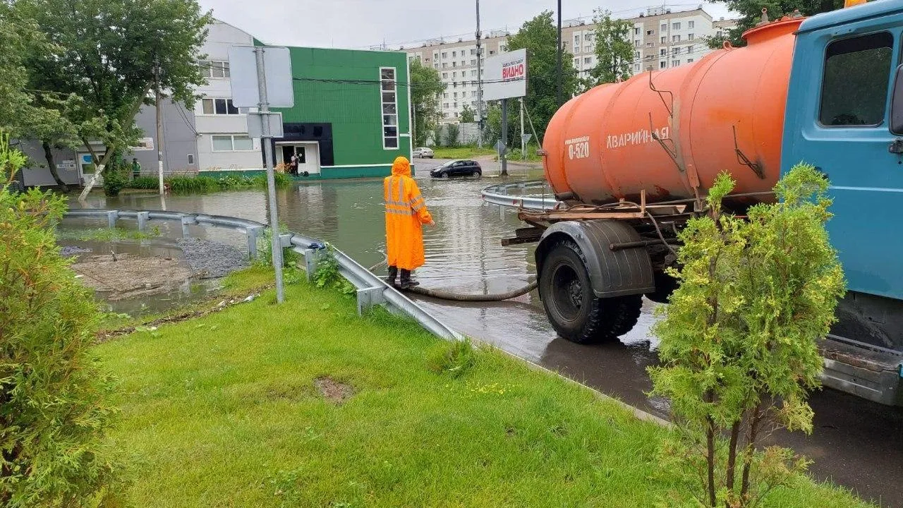 Аварийные бригады работают на местах подтоплений в Долгопрудном