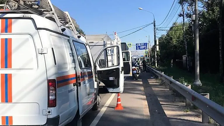 Спасатели ГКУ МО «Мособлпожспас» деблокировали пострадавшего в ДТП из разбитого фургона