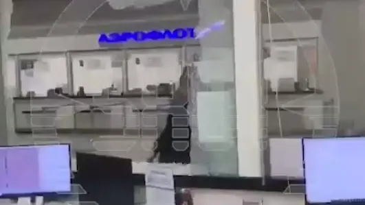 SHOT: буйный пассажир разбил стекло офиса «Победы» в Шереметьеве