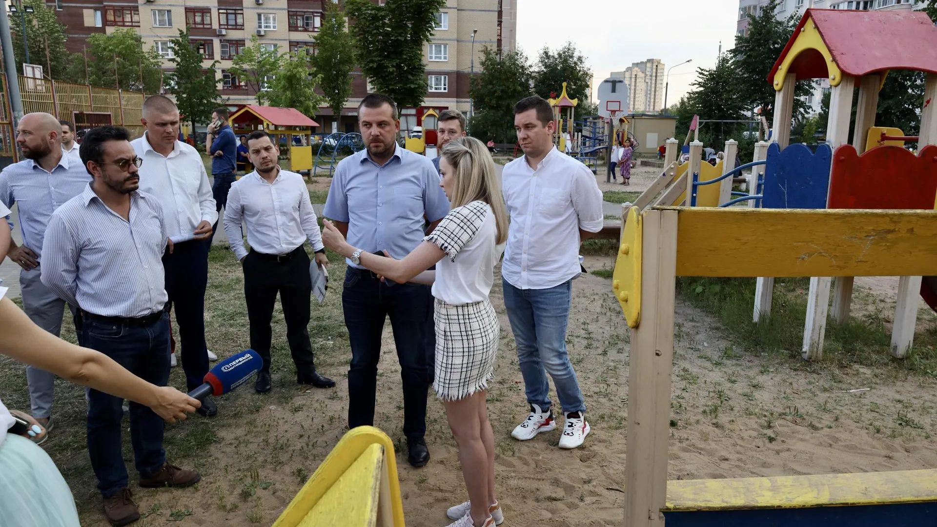 На детских площадках в Мытищах заменят небезопасные элементы