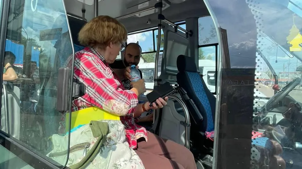 Бесплатную воду будут раздавать в выходные в подмосковных автобусах из‑за жары