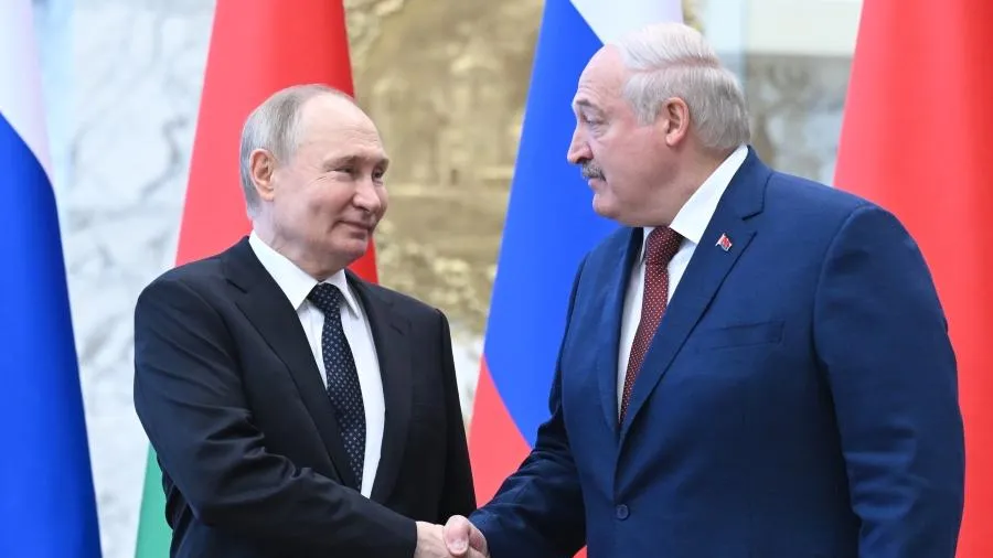 Лукашенко преподнес на день рождения Путину ценный подарок