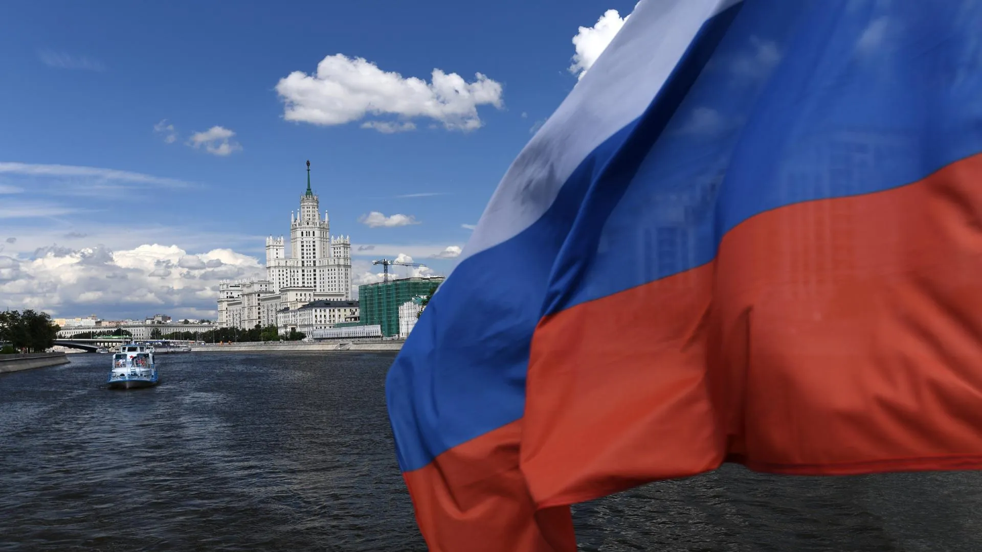 Андрей Воробьев поздравил жителей Подмосковья с Днем российского флага