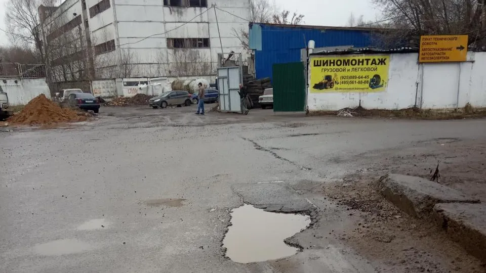 Яму заделают на Калужской улице Подольска до 27 марта