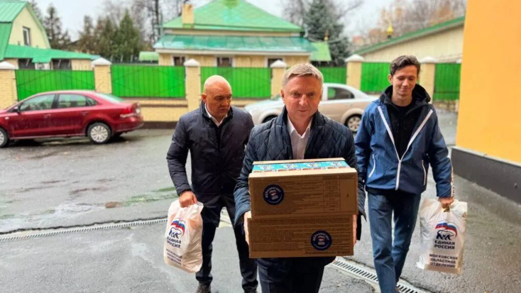 Владимир Жук передал сладости в пункт временного размещения Ленинского округа