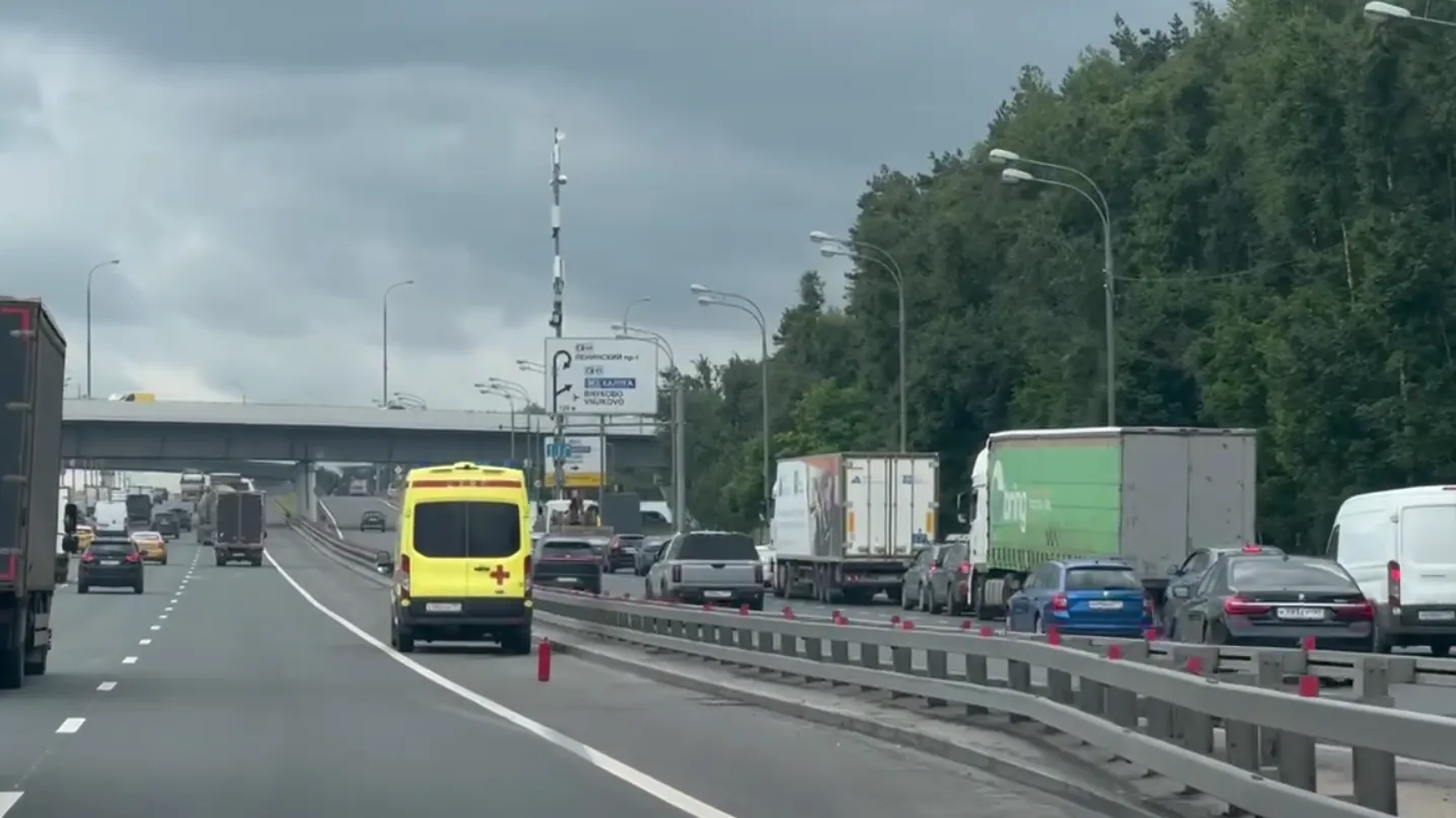 Пешеход-нарушитель попал по колеса автомобиля на МКАД