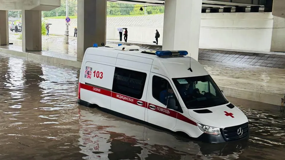 Машина скорой помощи застряла на затопленной улице в центре Москвы