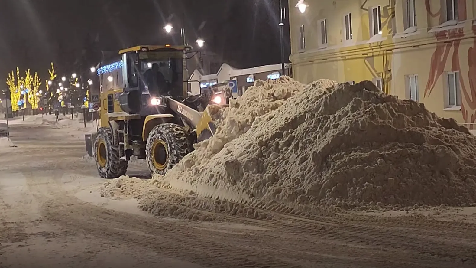 Техника круглосуточно вывозит снег с дорог Подмосковья