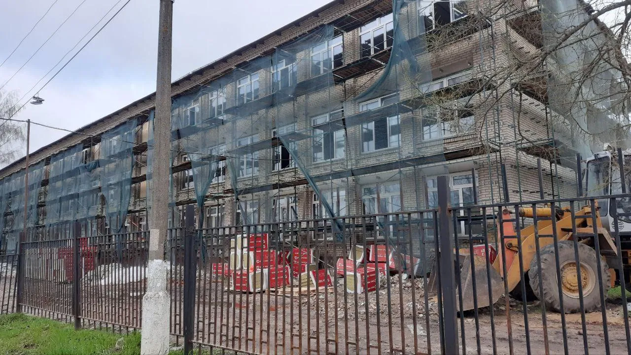 Подрядчик приступает к фасадным работам в двух корпусах школы № 1 в Шаховской