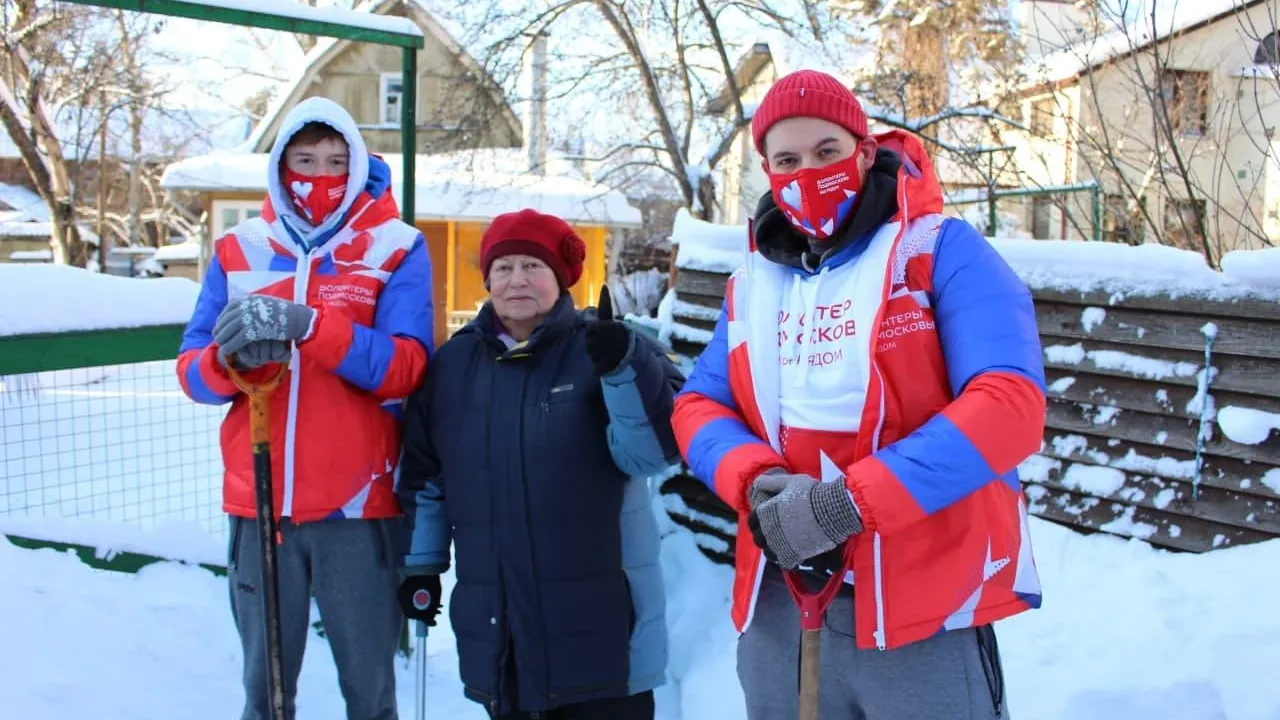 Волонтеры в Подмосковье помогают инвалидам и пенсионерам с уборкой снега во дворах