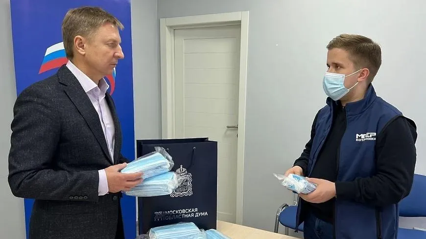 Депутат Мособлдумы Жук передал волонтерам Котельников более 1 тыс медицинских масок