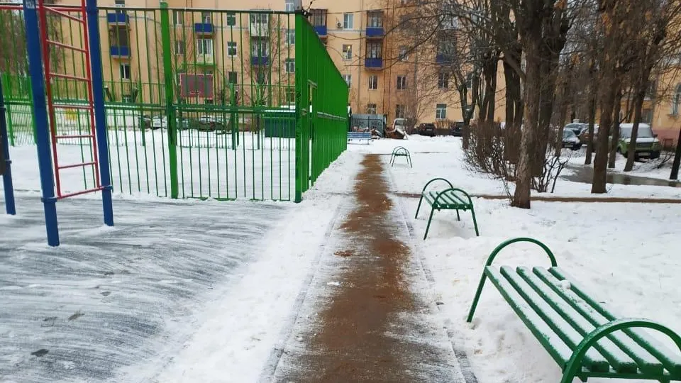 Дворники приступили к посыпке песком придомовых территорий в Подольске