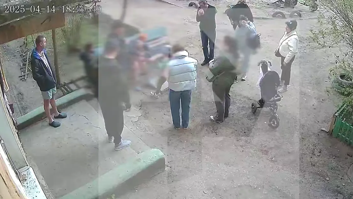 Появилось видео спасения девочки, запертой без еды на три дня в Воронеже