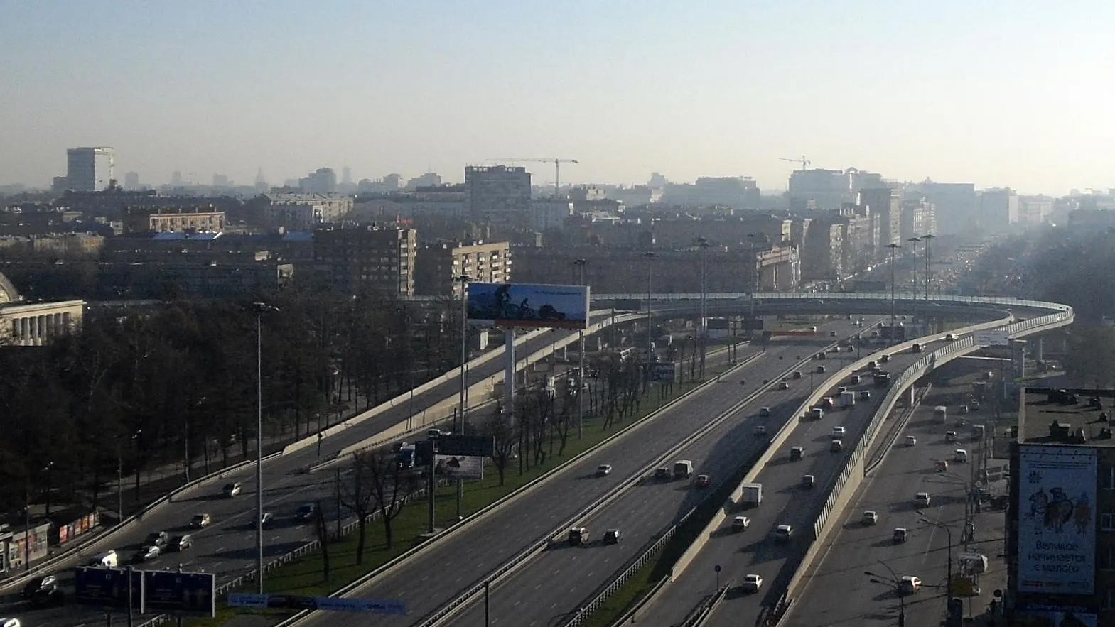 Два офисных здания на Ленинградском проспекте в Москве реконструируют