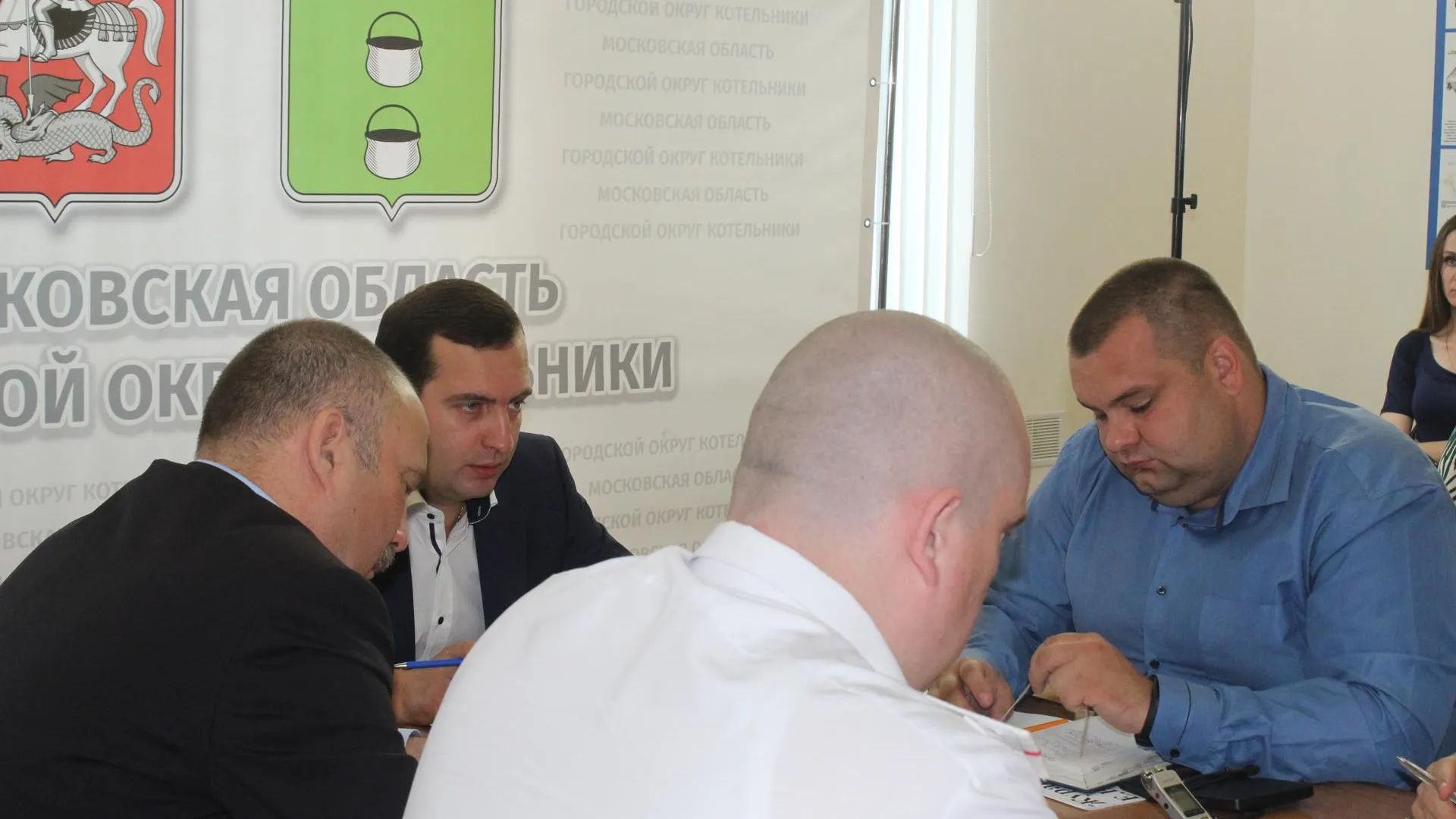 Рабочие заделали около 40 ям на Кузьминской улице Котельников с начала июня