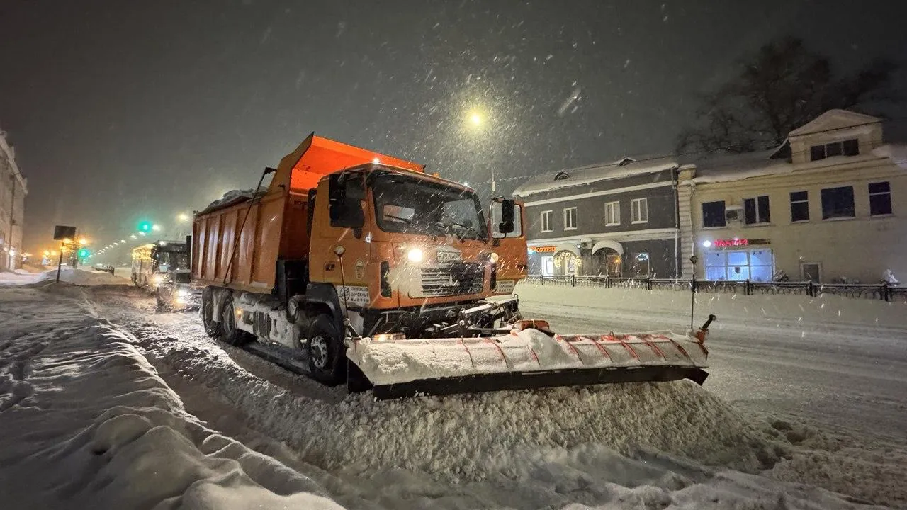 Коммунальные службы Сергиева Посада расчищают дороги от снега ночью