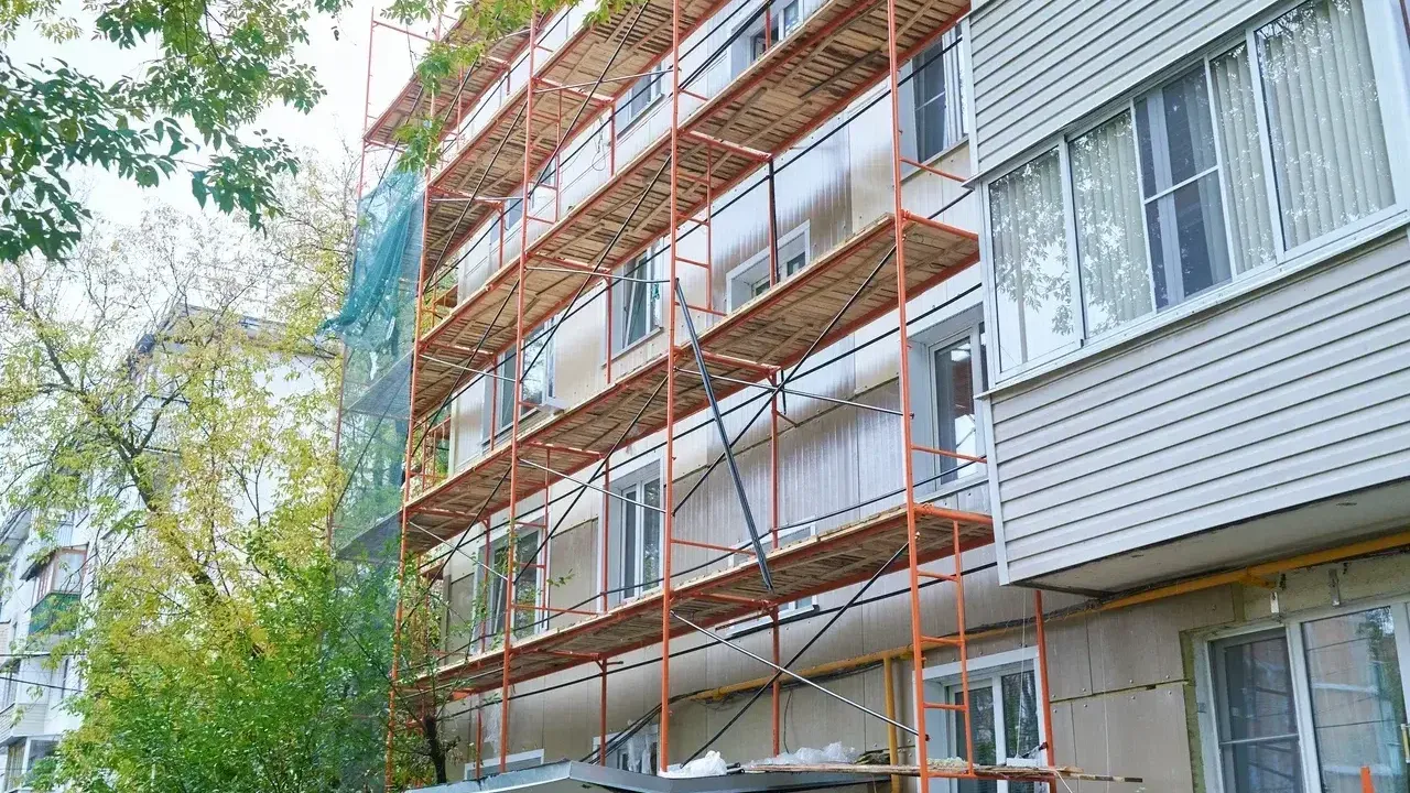 На двух центральных улицах Чехова реконструируют тротуары