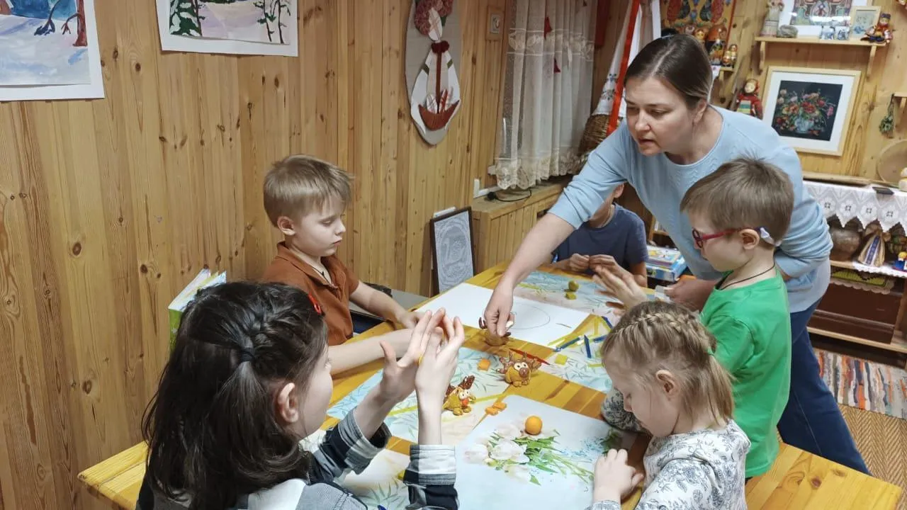 В Подмосковье проводятся развивающие занятие по лепке из пластилина для детей