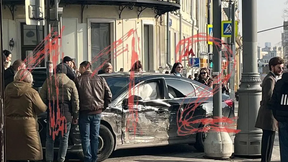 Авто с госномерами въехало в машину, и та вылетела на тротуар в Москве