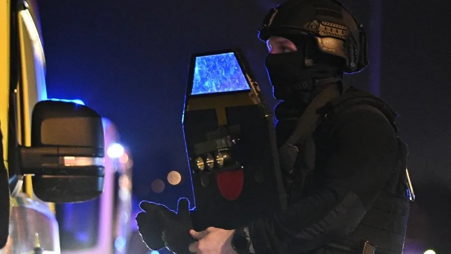 Разыскивающий геев* и наркотики СОБР сорвал вечеринку в Москве