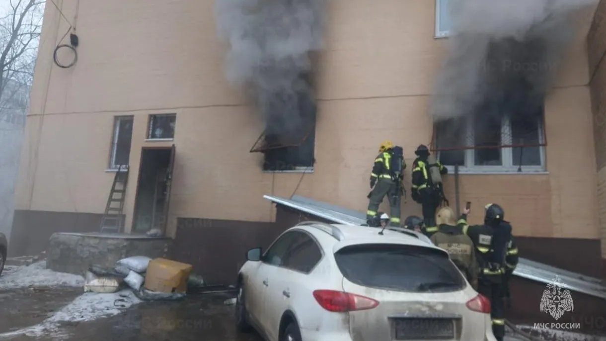 Человек погиб при пожаре в нежилом здании в Ивантеевке