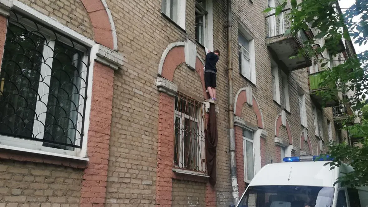 Работники «Мособлпожспаса» спасли 12‑летнего ребенка, повисшего за окном второго этажа