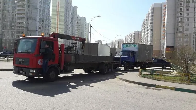 С улицы Подольска убрали брошенный грузовик, простоявший более двух лет