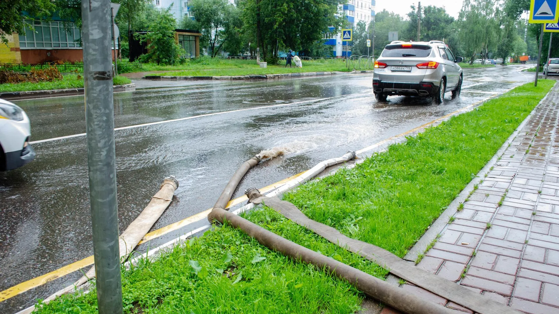Коммунальщики Солнечногорска продолжают устранять последствия сильных дождей