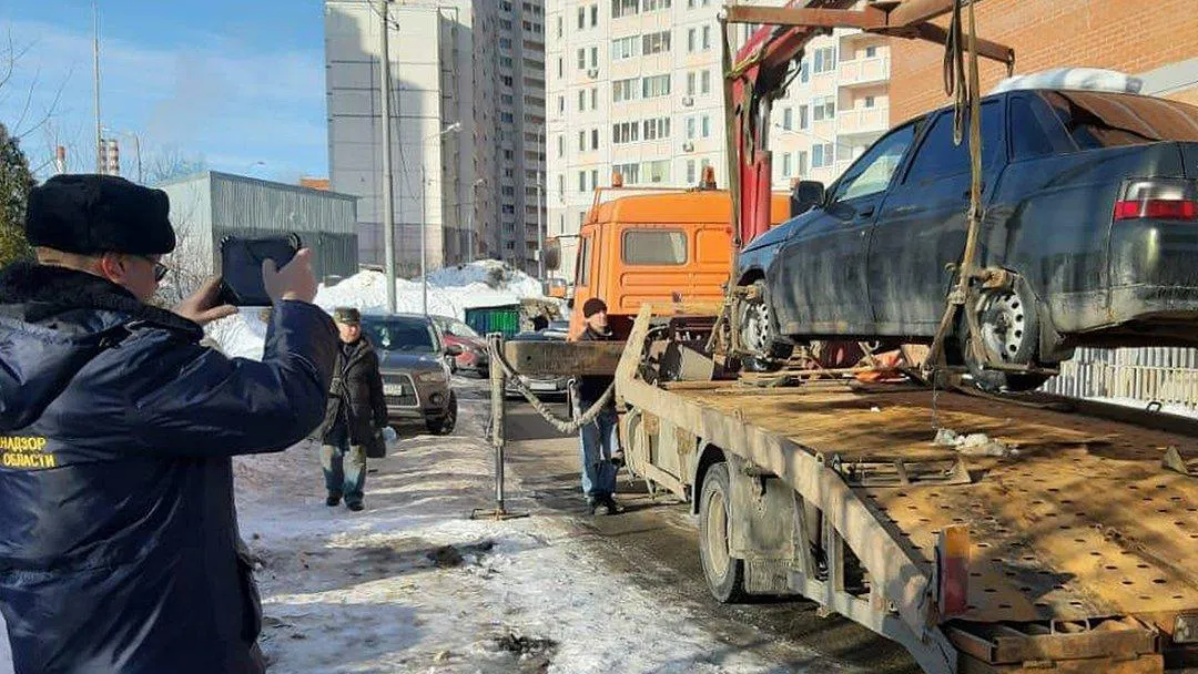 Автомобили будут перемещать в Балашихе для освобождения проезда к мусорным площадкам