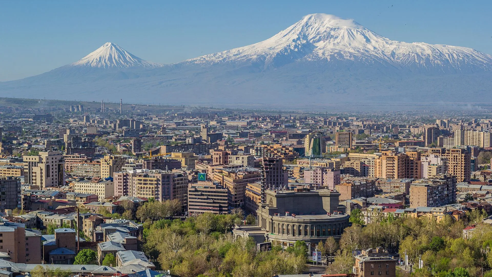Директор школы из Королева развернул флаг города на вершине Арарата