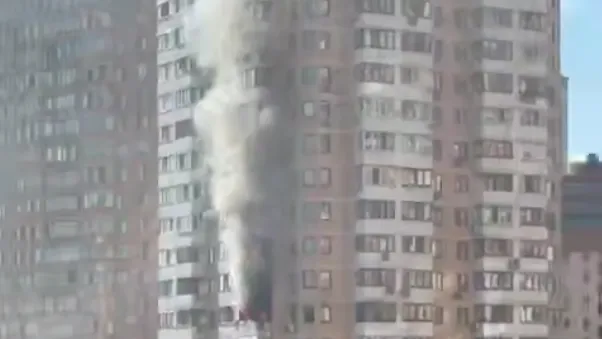 Огонь вырывается из окон: многоэтажка загорелась в подмосковном Реутове