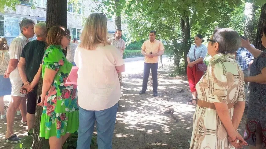 Бордюры устанавливают во дворе в поселке Малаховка Люберец