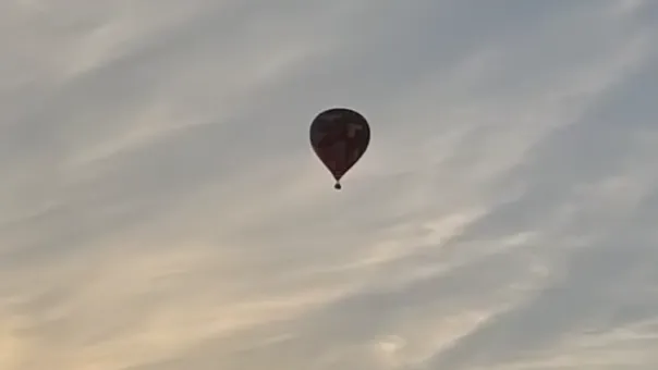 Видео: воздушный шар заметили жители Кемерова в небе над городом