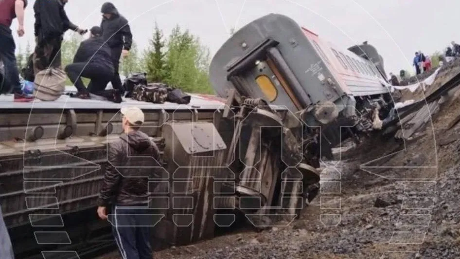 Первый восстановительный поезд прибыл на место схода вагонов в Коми