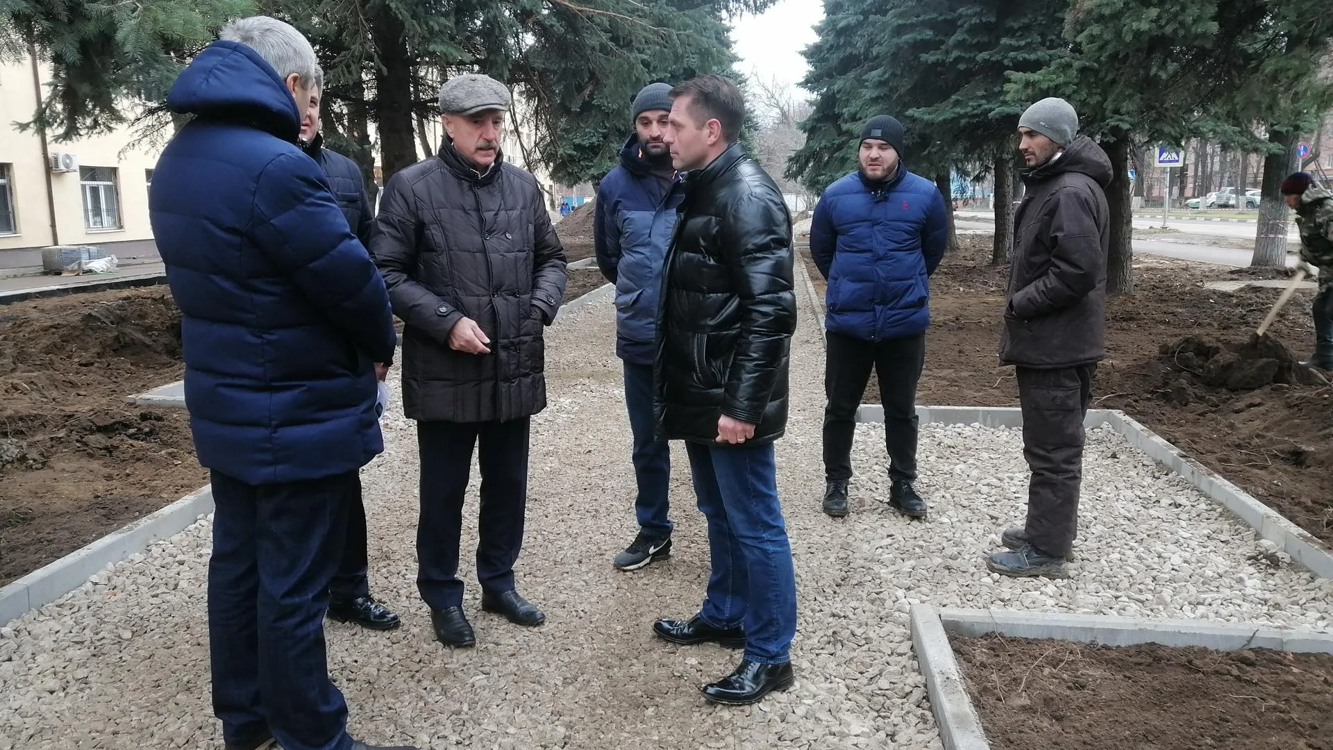 Глава Люберец проверил ход благоустройства территории у Дома офицеров