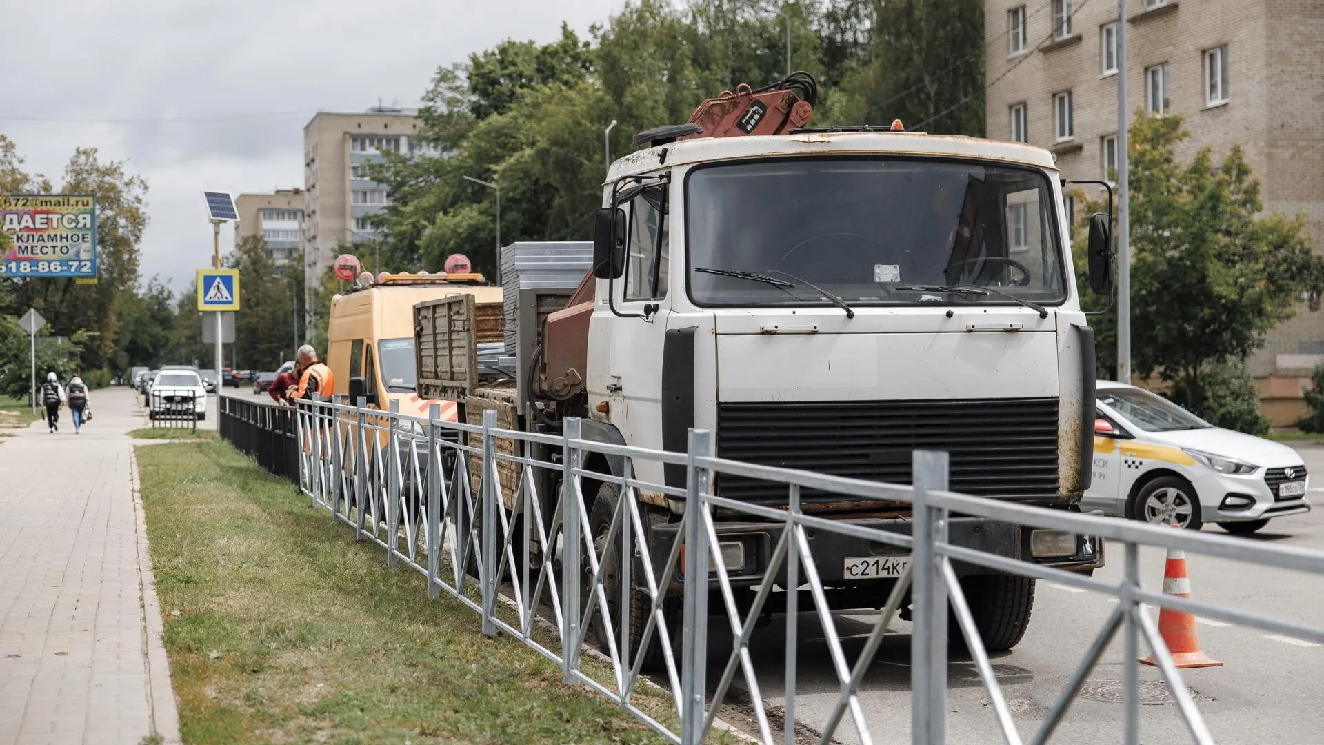 Полтора километра ограждений установили в Дубне у образовательных учреждений