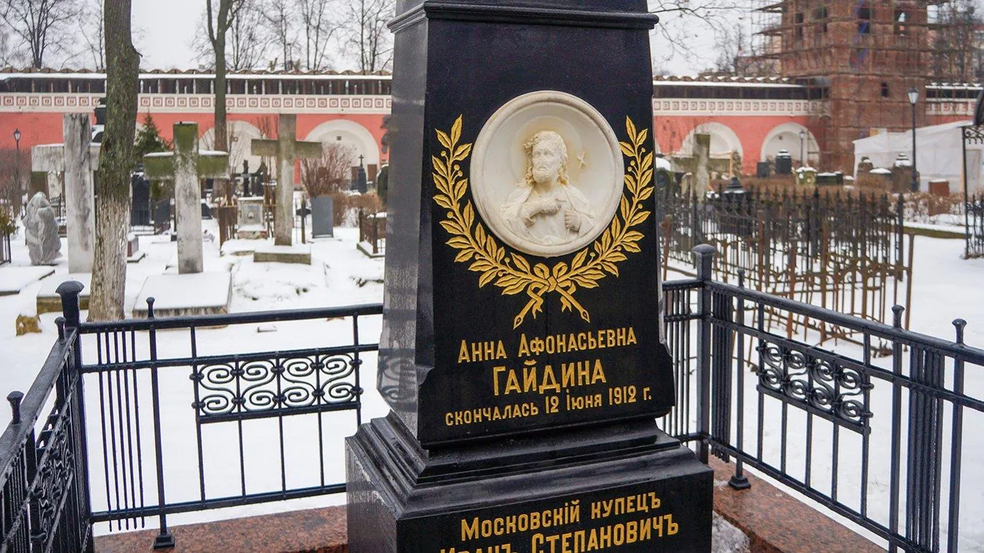 Семь исторических надгробий отреставрировали в Донском монастыре Москвы
