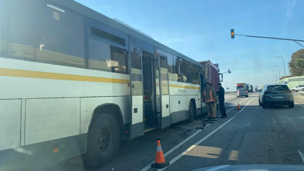 В Москве пассажирский автобус врезался в грузовик, есть пострадавшие