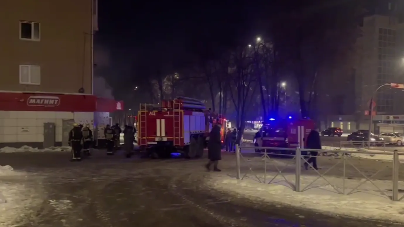 В Кемерове загорелся магазин, эвакуированы десятки человек