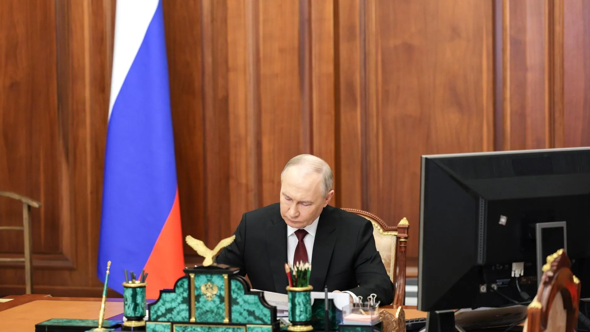 Путин подписал закон о праве госорганов скрывать данные при военном положении