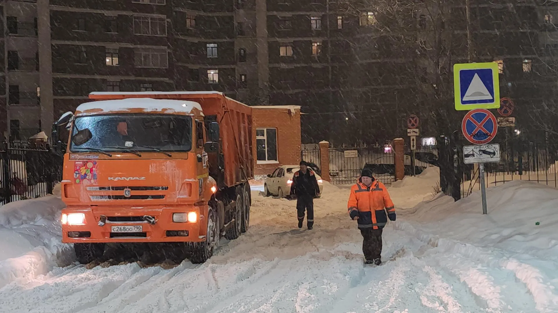 Коммунальщики Люберец рассказали, какая техника помогает проводить уборку дорог от снега в круглосуточном режиме