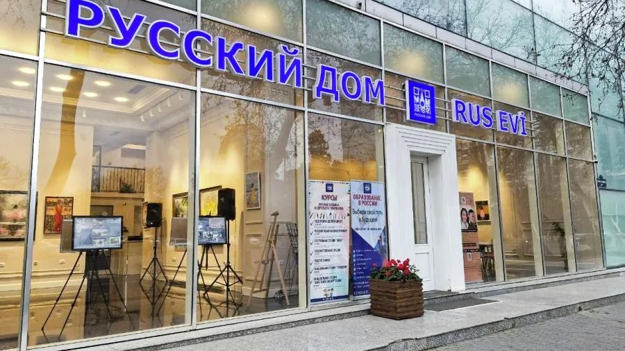 В Баку начали демонтировать надписи со здания, где находился Русский дом