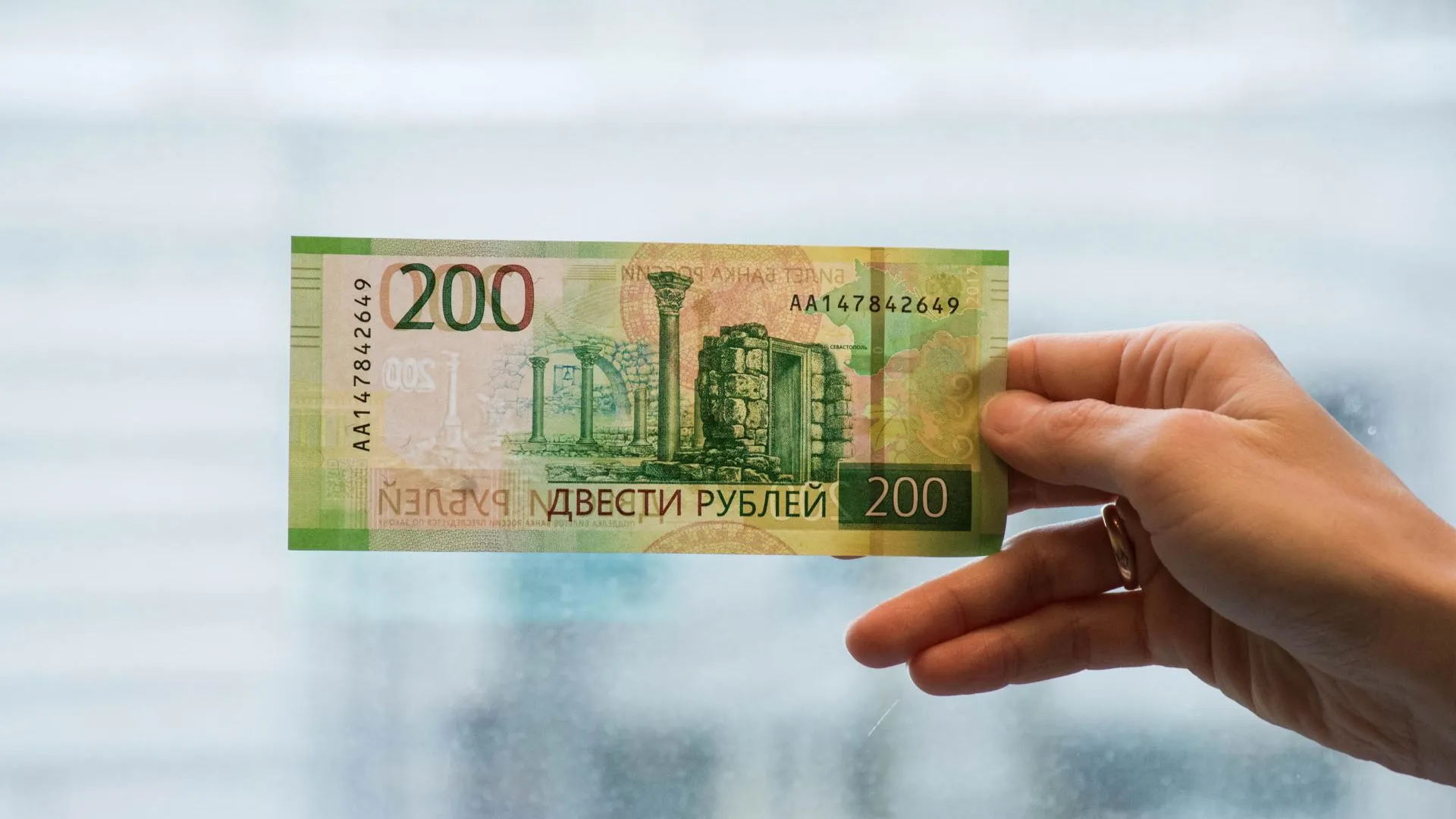 В Люберцах расплатившаяся чужой картой девушка возместила ущерб пострадавшему