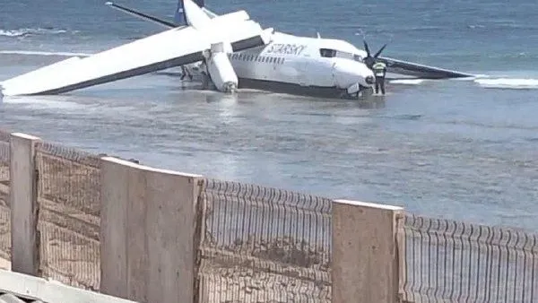 Самолет с 55 пассажирами рухнул на берег Индийского океана сразу после взлета