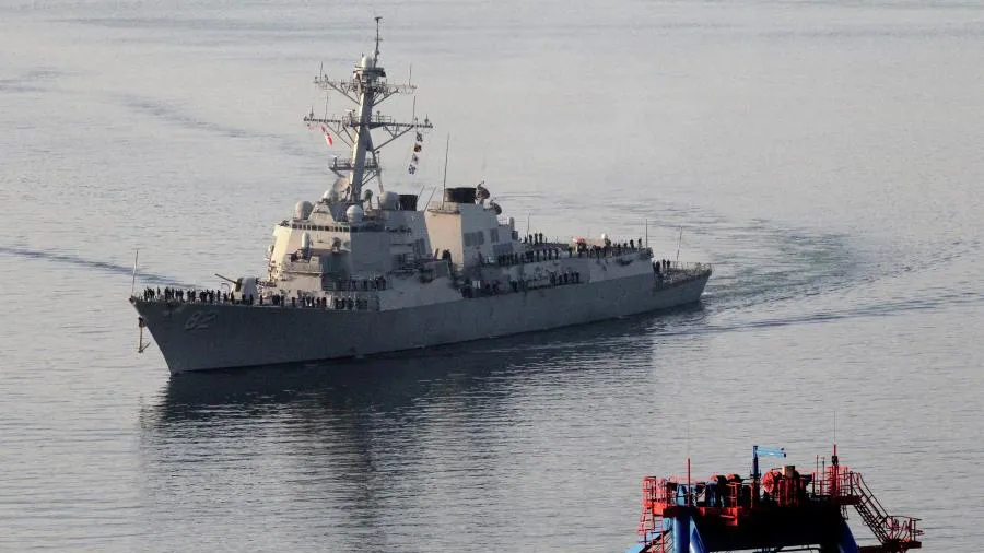 КСИР: вспомогательный корабль ВМС США с крылатыми ракетами поражен Ираном