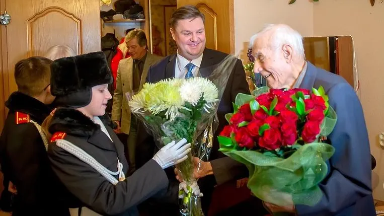 Глава Подольска вручил ветерану ВОВ Фофонову юбилейную медаль к 75‑летию Победы