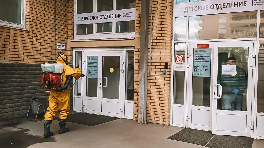 В Котельниках провели дезинфекцию входов в поликлиники и метро