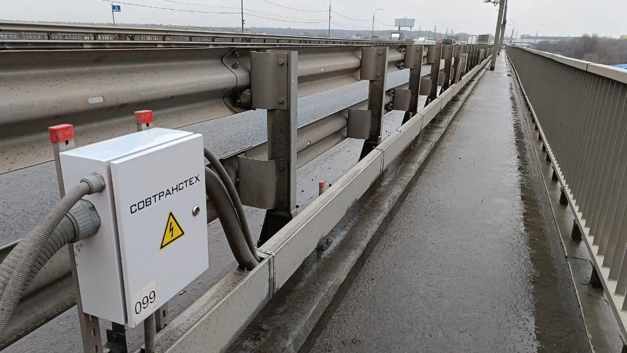 На мосту через канал им Москвы установили автоматическую систему борьбы с гололедицей
